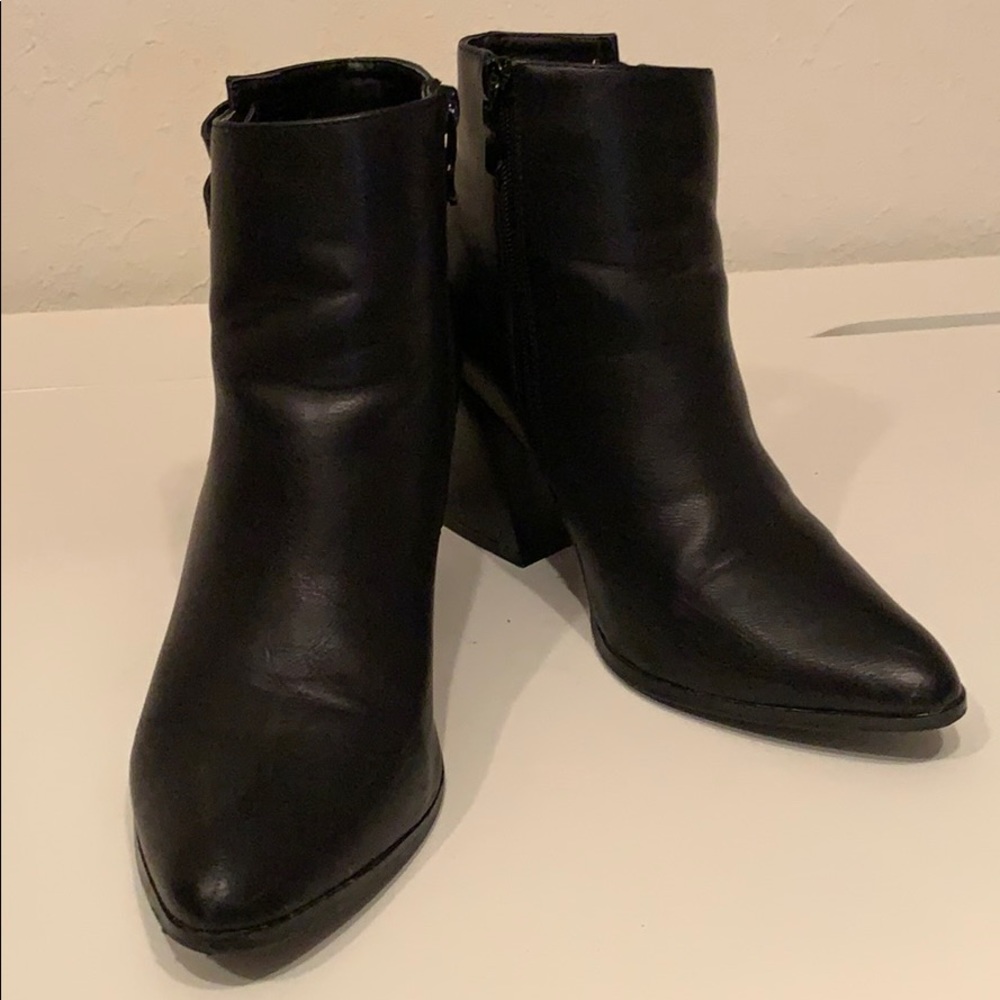 🔹FOREVER 21 Black chunky heel ankle boot